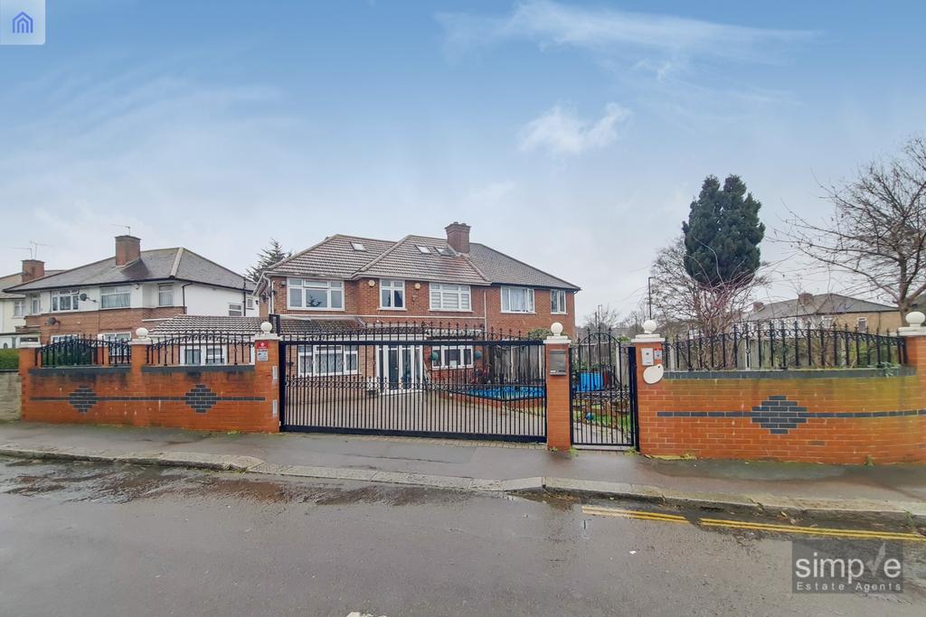 Ferrymead Gardens, Greenford, UB6 7 bed semidetached house £625,000