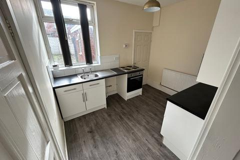 3 bedroom house to rent, Bridge Street, Darton