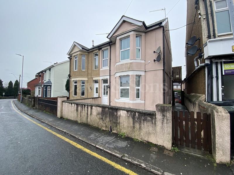 St. Johns Crescent, Rogerstone, Newport. NP10 9EY 2 bed flat £550 pcm