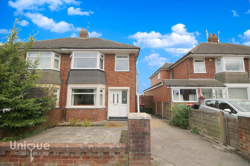 Springfield Drive, ThorntonCleveleys, FY5 3 bed semidetached house