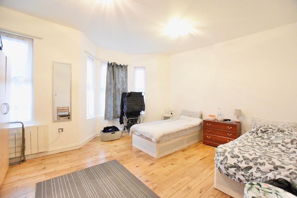 Colchester Avenue, E12 5 bed terraced house £2,600 pcm (£600 pw)