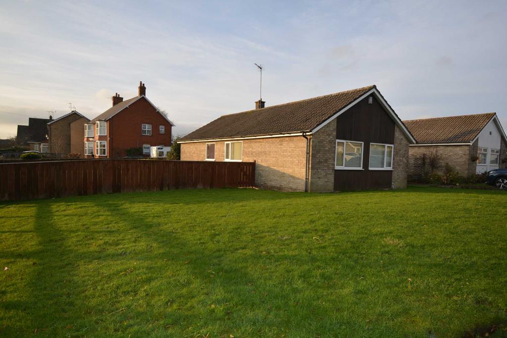 Harewood Avenue, Bridlington, East Yorkshire, YO16 3 bed bungalow £