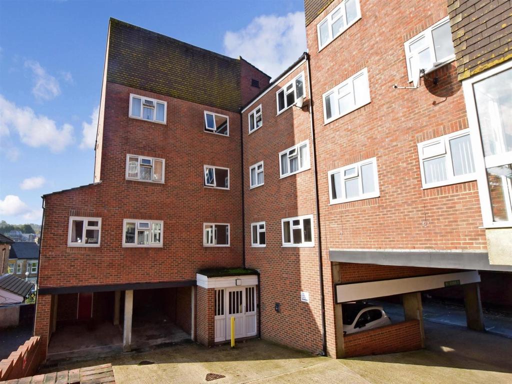 Heathfield Avenue Dover CT16 2 bed apartment £750 pcm (£173 pw)