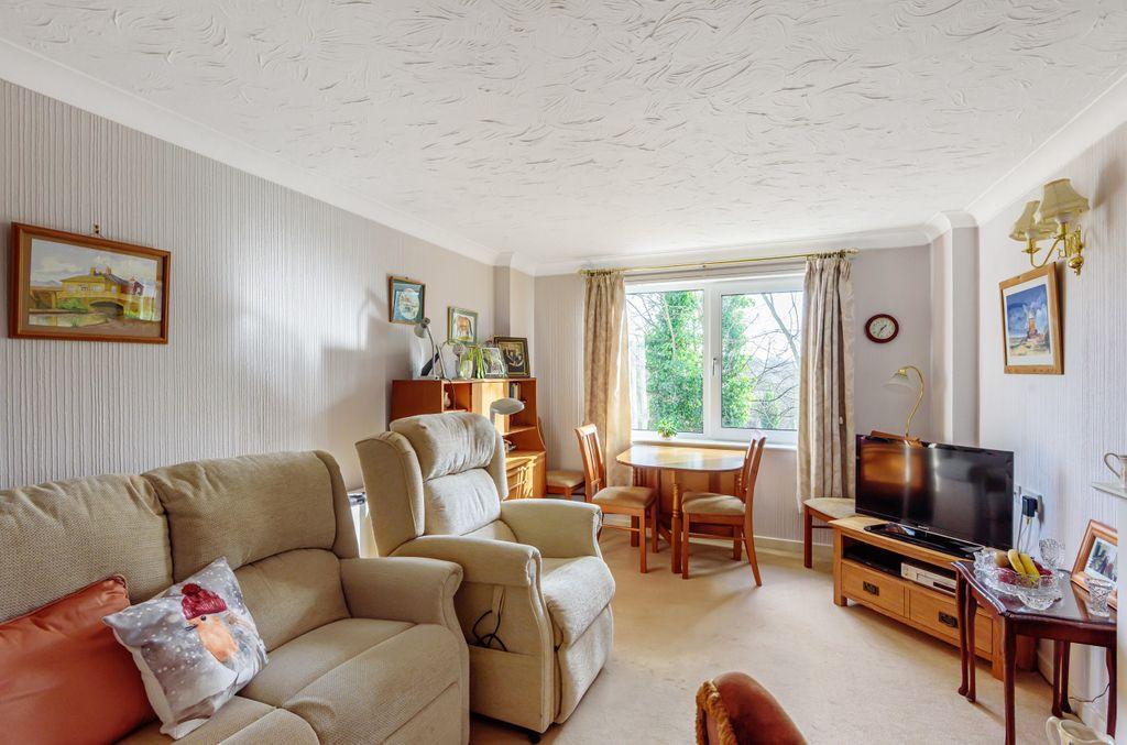 Nicholson Court, Fitzroy Drive, Leeds... 2 bed flat £110,000