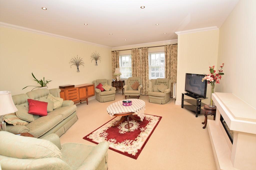 Lexden Park, Colchester, CO3 3UJ 2 bed flat £395,000