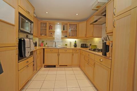 2 bedroom apartment to rent, Genoa House, Port Solent PO6