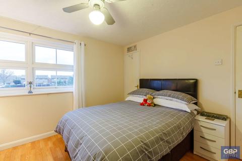 7 Ward Gardens, Harold Wood, Romford, RM3 0WX