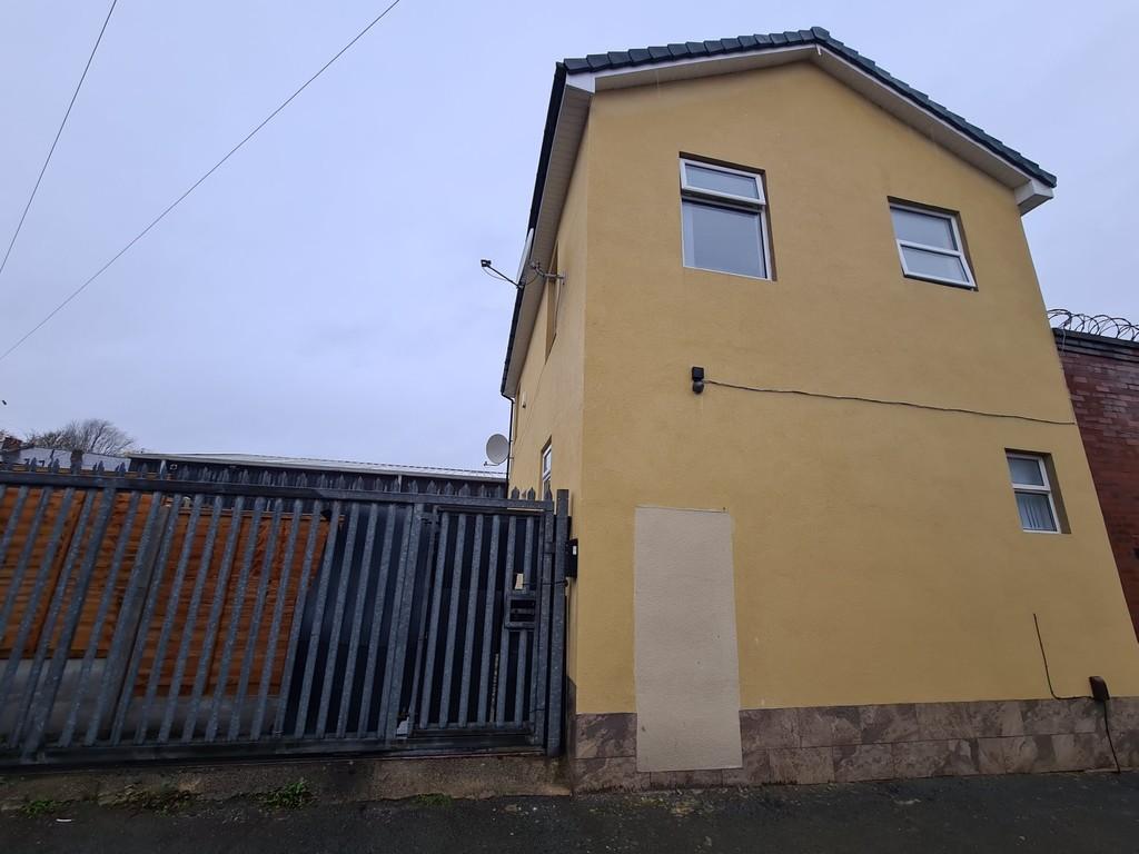 John Street, Heywood, OL10 4HG 3 bed detached house £800 pcm (£185 pw)