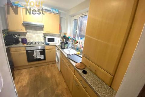 4 bedroom terraced house to rent, 26 Hyde Park Close, Hyde Park, Leeds, LS6 1SF