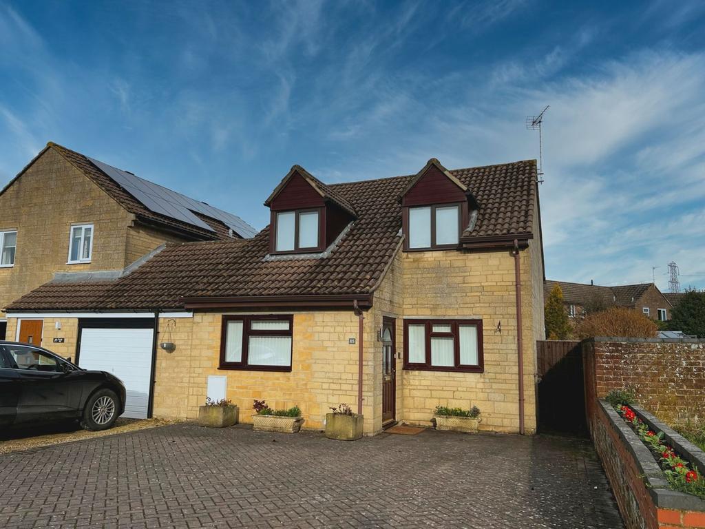 Partridge Way, Cirencester 3 bed link detached house £400,000