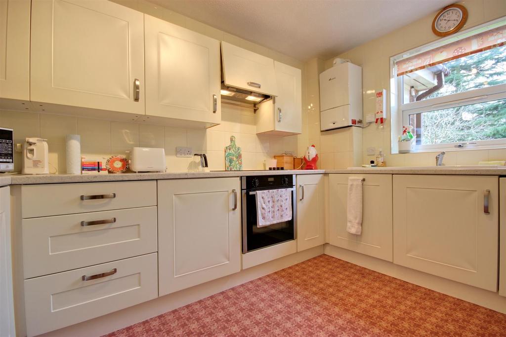Tudor court, Beverley Road, Willerby... 2 bed apartment £138,500