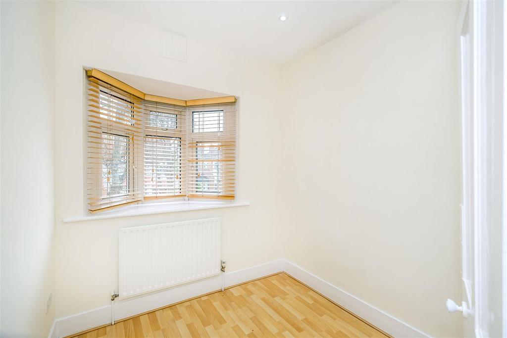 Douglas Road, Chingford 2 bed flat £1,350 pcm (£312 pw)