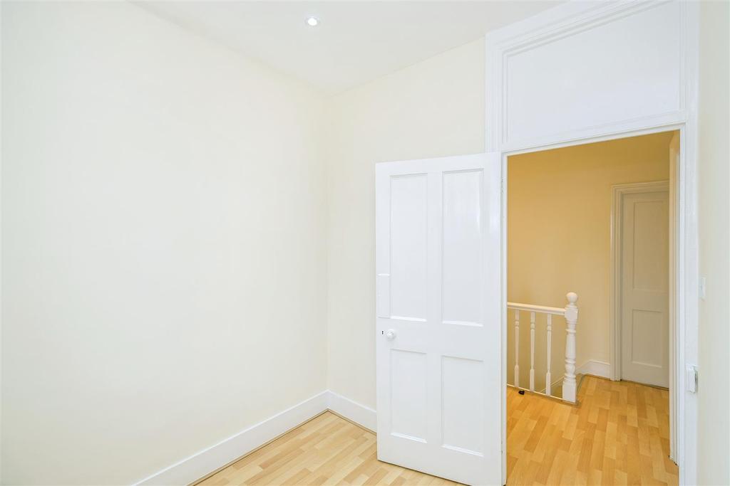 Douglas Road, Chingford 2 bed flat £1,350 pcm (£312 pw)