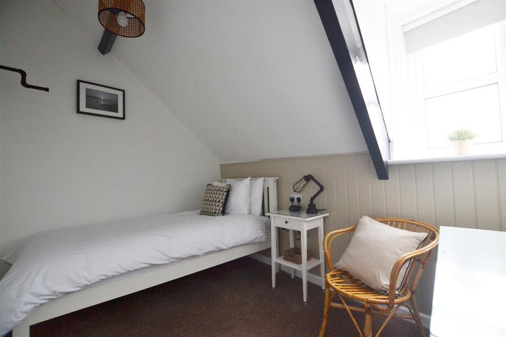 Bed 8.jpg