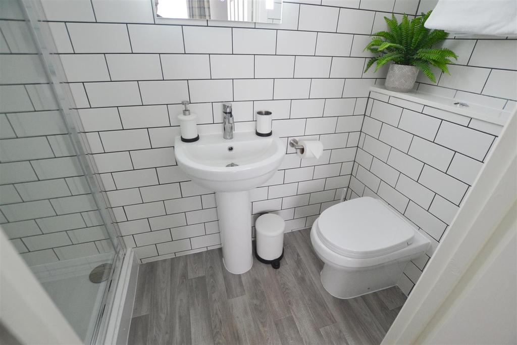 Bed 6 ensuite.jpg