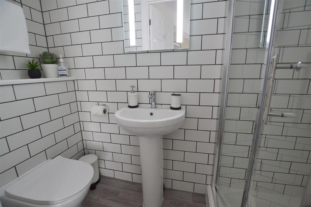 Bed 5 ensuite.jpg
