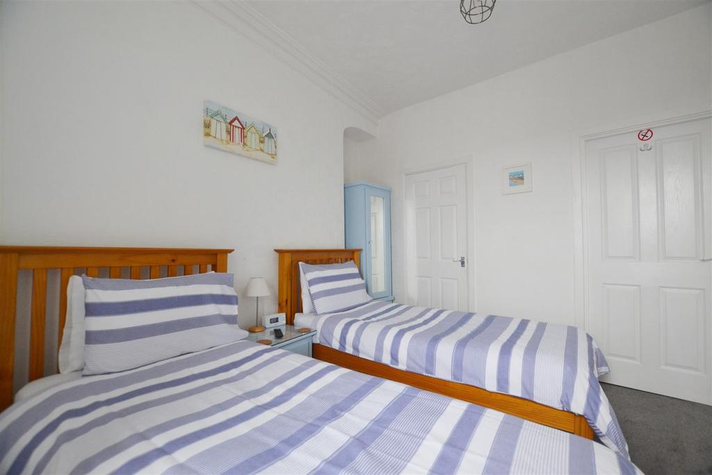 Bed 2.jpg