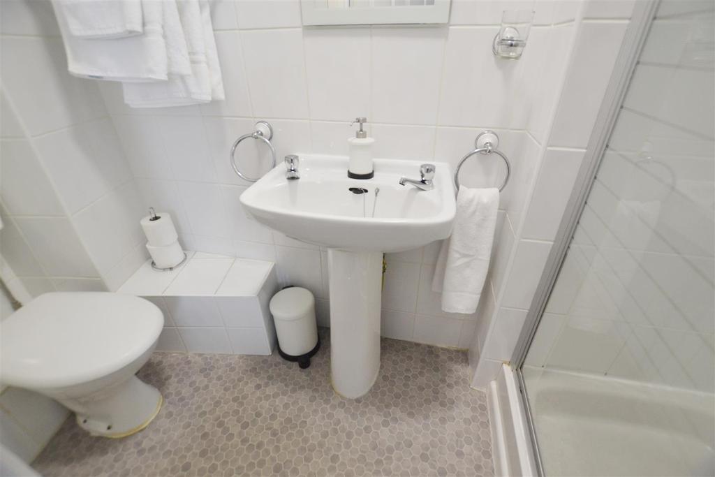 Bed 2 ensuite.jpg