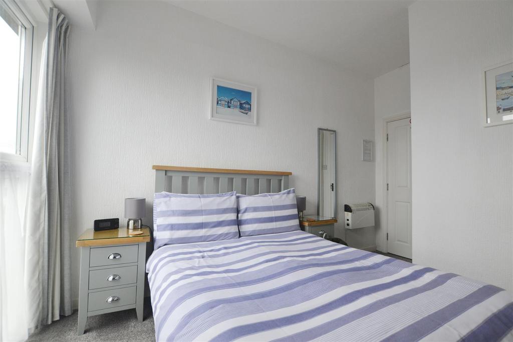 Bed 1.jpg