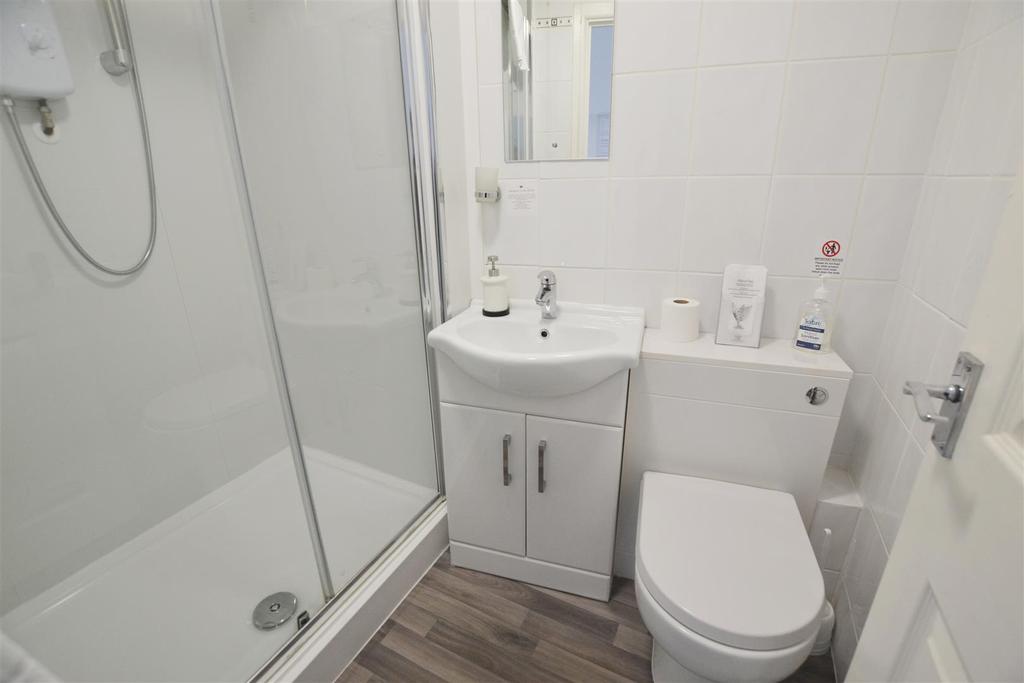Bed 1 ensuite.jpg