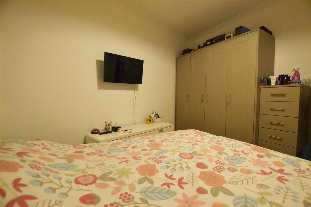 Bed 1 owners accom.jpg