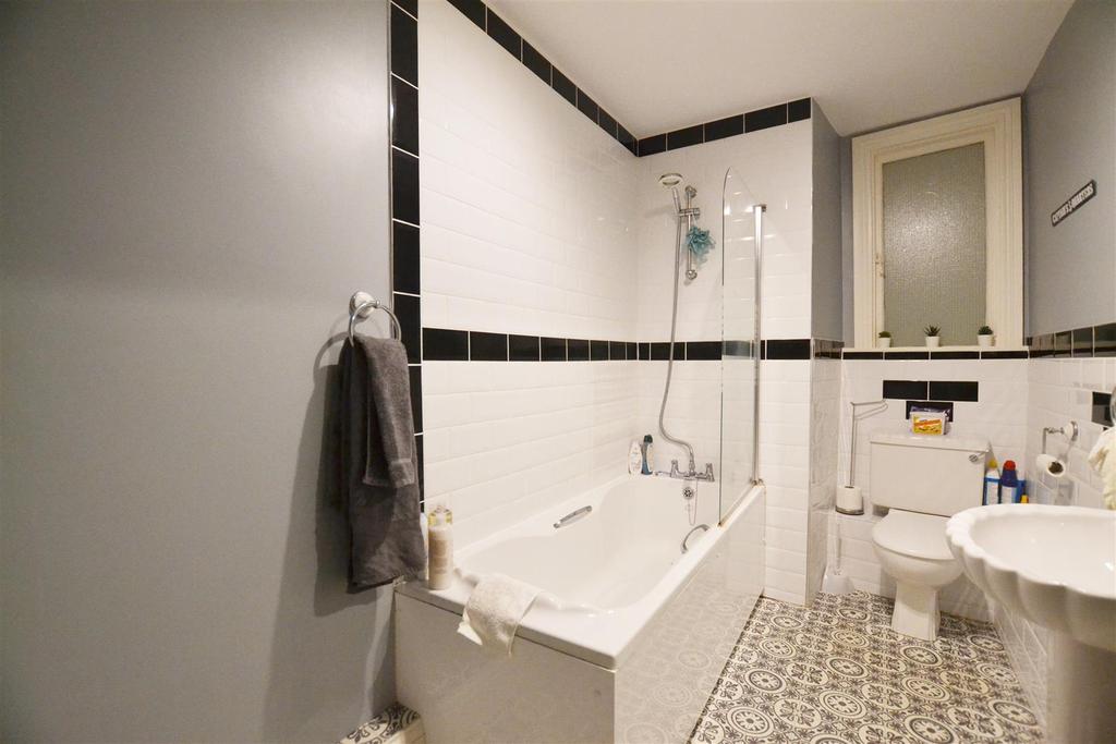 Owners bathroom.jpg