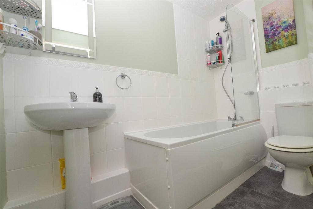 Broad Oak Close, Eastbourne 2 bed flat £150,000