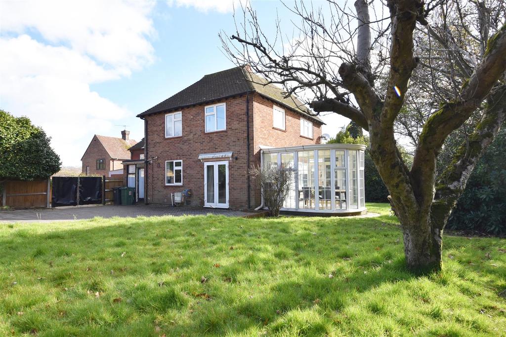 Ironlatch Avenue, St. LeonardsOnSea 3 bed detached house £435,000