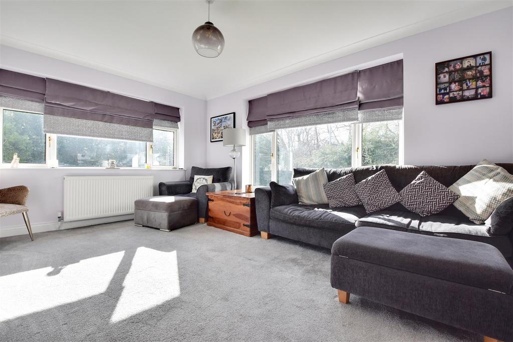 Ironlatch Avenue, St. LeonardsOnSea 3 bed detached house £435,000