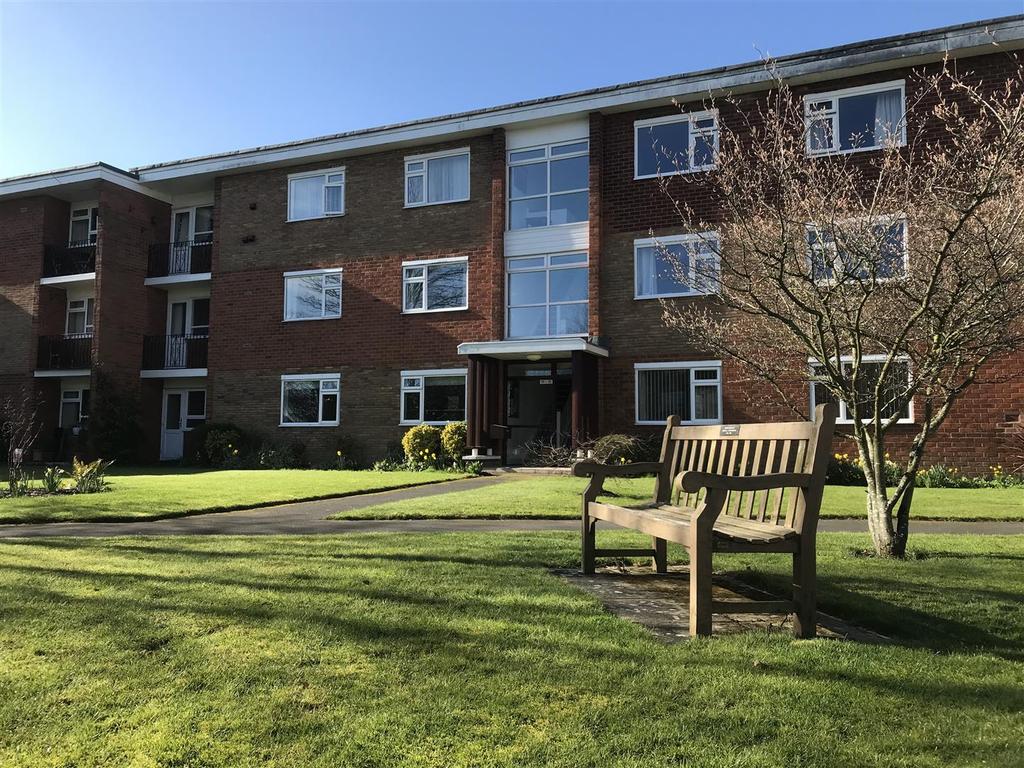 Beverley Road, Leamington Spa 2 bed flat £875 pcm (£202 pw)