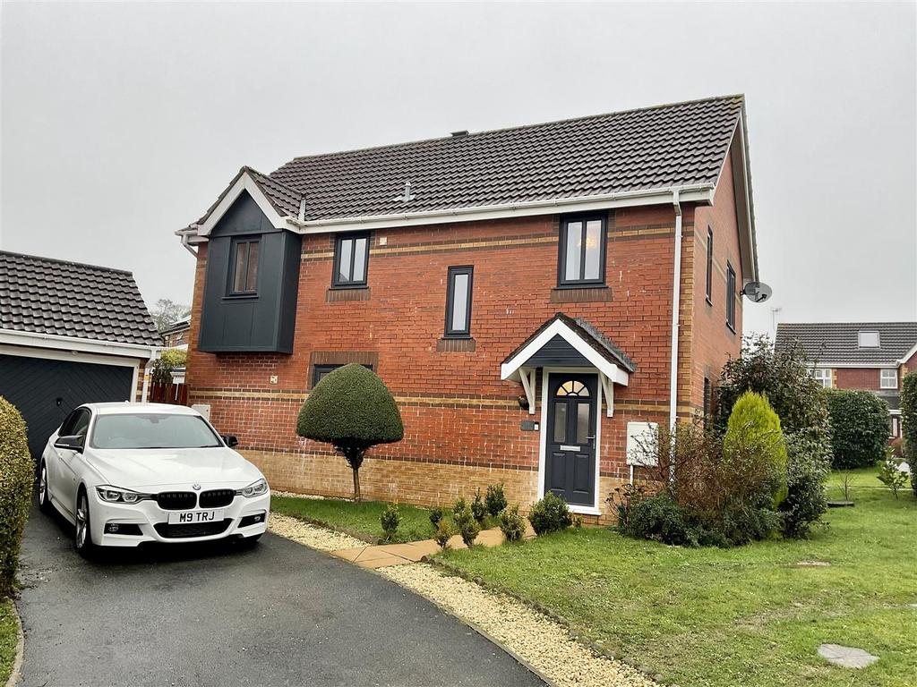 Maes Ty Gwyn, Llangennech, Llanelli 4 bed detached house £290,000