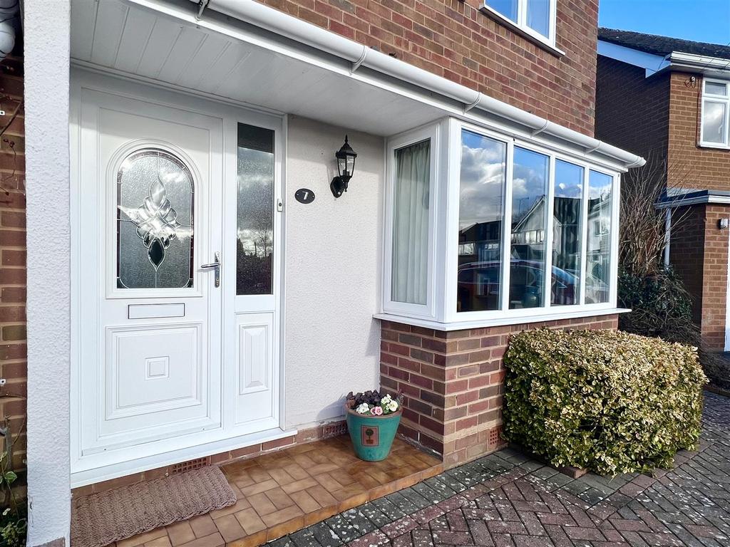 Lodge Crescent, Hagley, Stourbridge 3 bed detached house £495,000