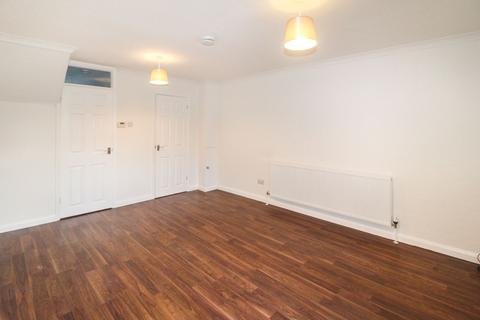 2 bedroom terraced house to rent - Crediton Close, Bedford