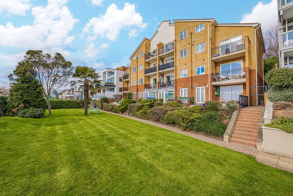 Undercliff Gardens, Leighonsea, SS9 2 bed apartment £1,350 pcm (£