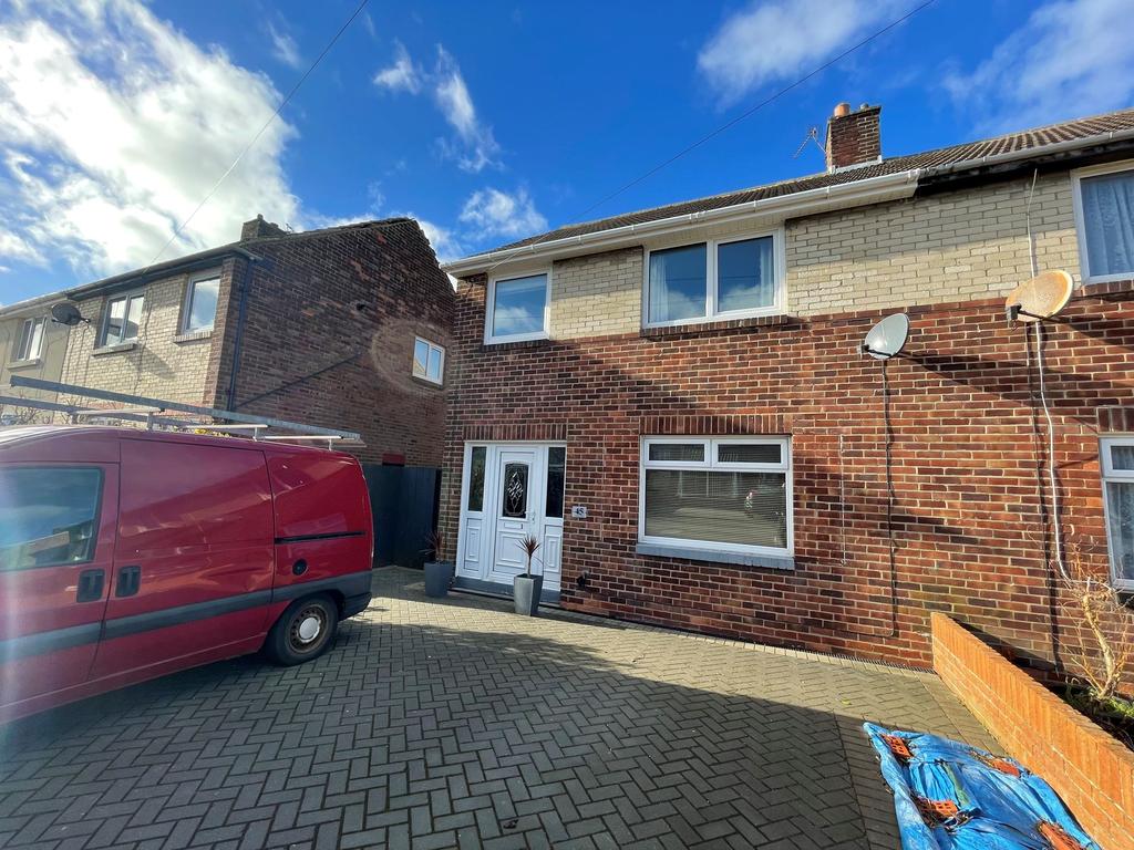 Farrow Drive, Whitburn, Sunderland, Tyne and Wear, SR6 7BQ 3 bed semi