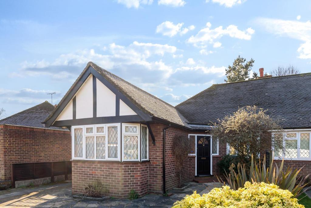 Fortescue Road, Weybridge, KT13 2 bed semidetached bungalow £695,000