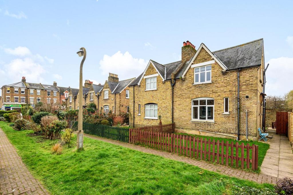 St Johns Cottages, Penge 3 bed semidetached house £600,000