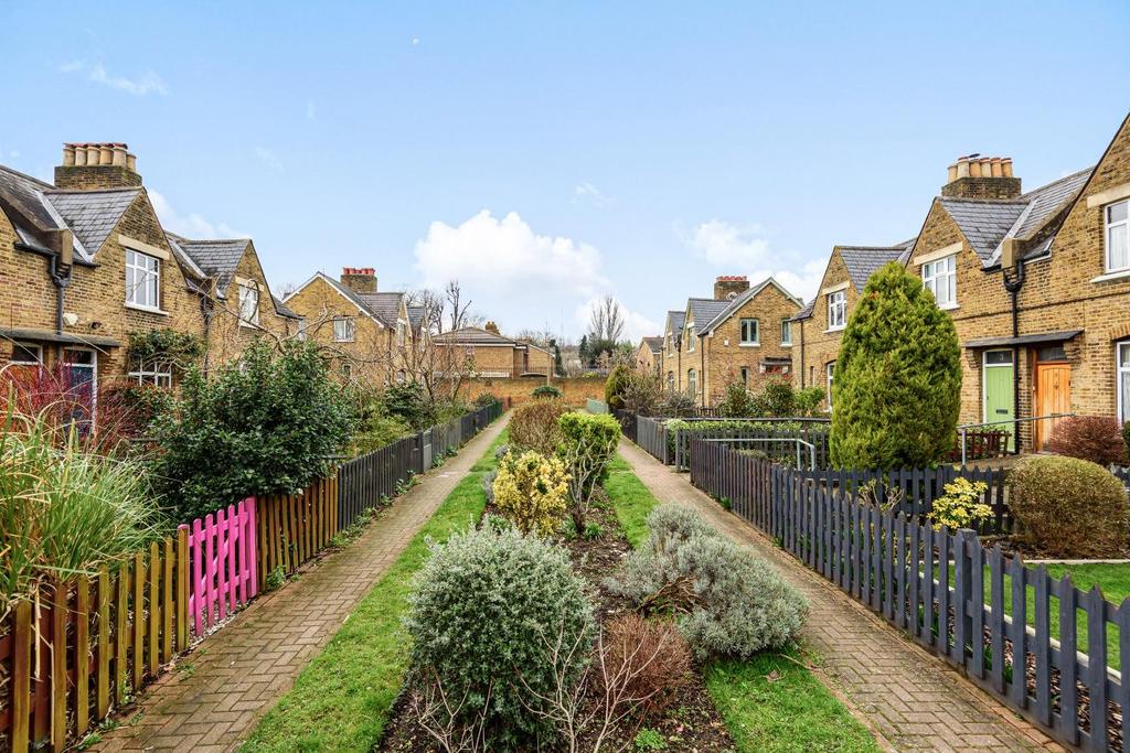 St Johns Cottages, Penge 3 bed semidetached house £600,000