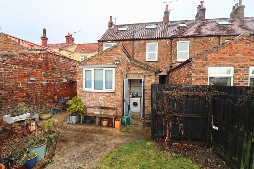 Scarborough Road, Driffield, YO25 5HD 2 bed terraced house for sale £