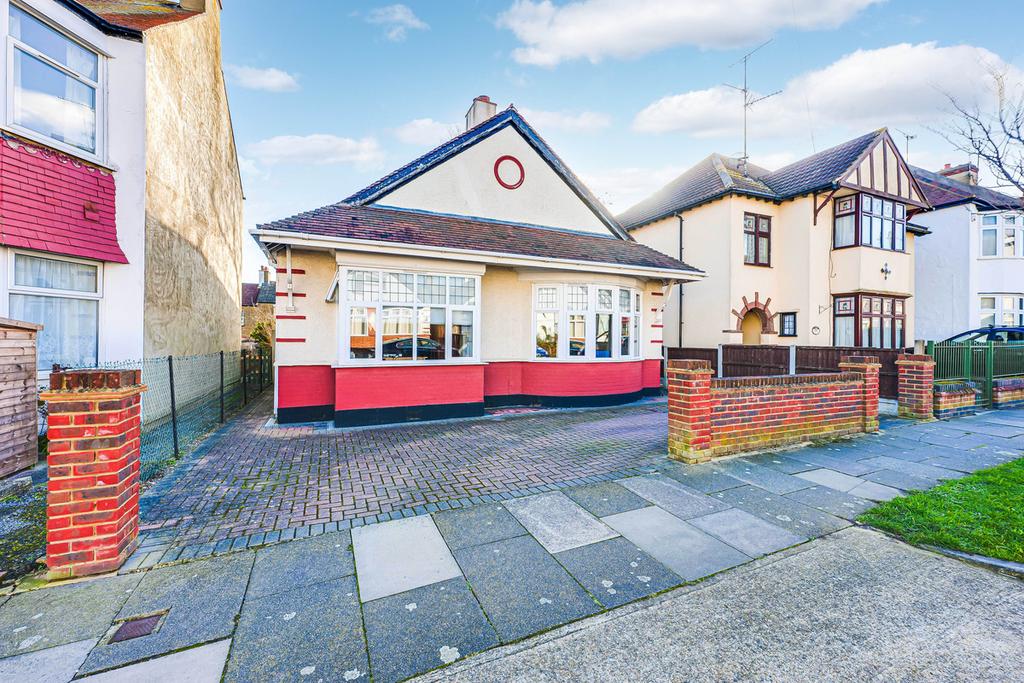 Northview Drive, Westcliffonsea, SS0 3 bed detached bungalow £400,000