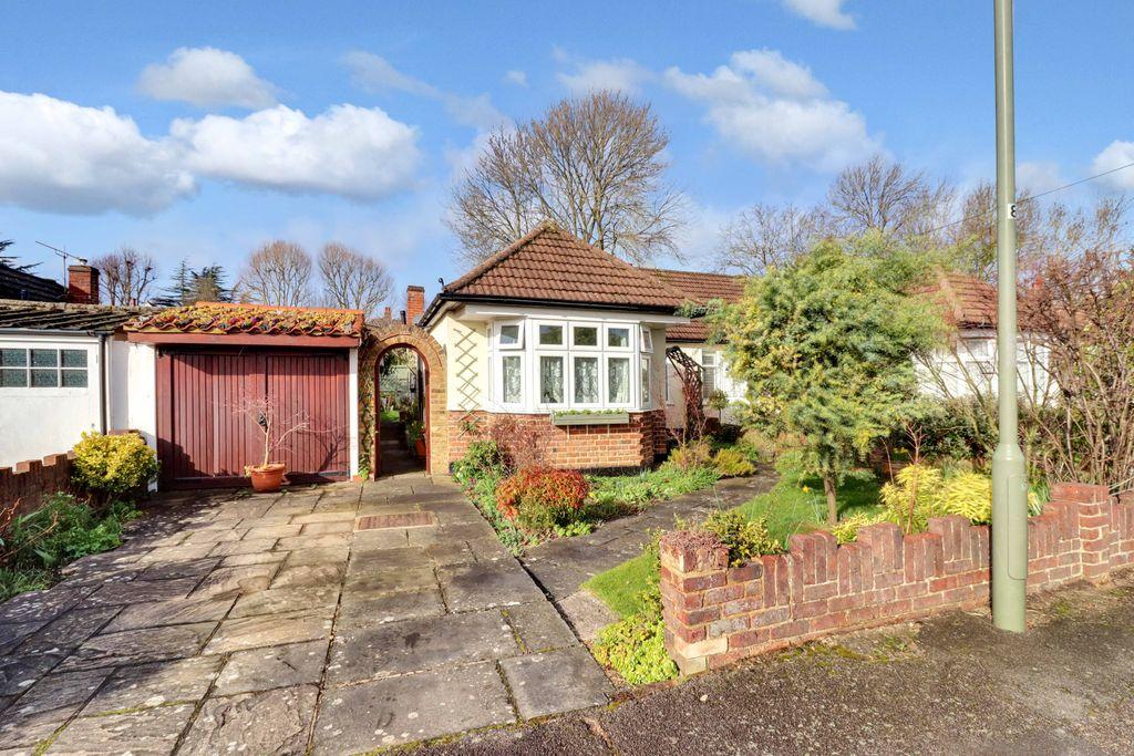 Bruce Avenue, Shepperton TW17 9DW 2 bed semidetached bungalow £520,000