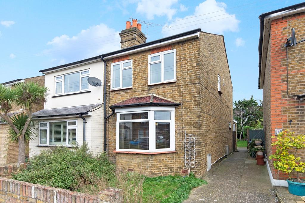 Russell Road, WALTONONTHAMES, KT12 2 bed semidetached house £445,000