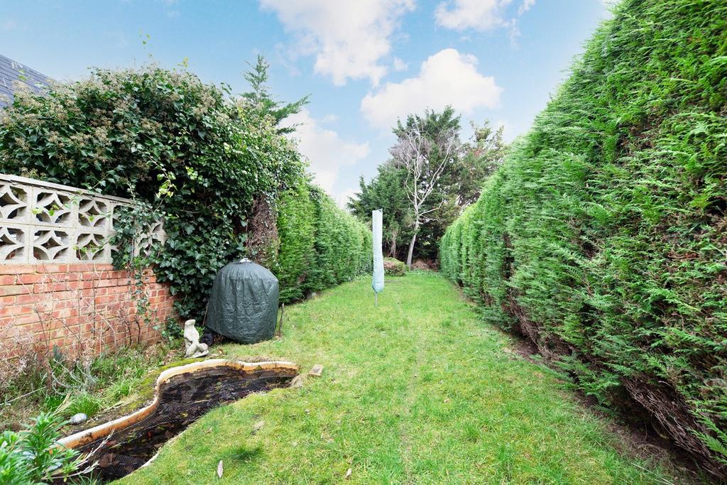 Russell Road, WALTONONTHAMES, KT12 2 bed semidetached house £445,000