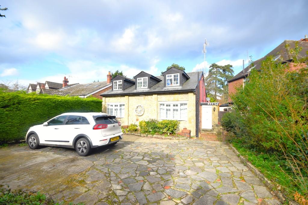 Onslow Crescent, Woking 3 bed apartment £1,175 pcm (£271 pw)