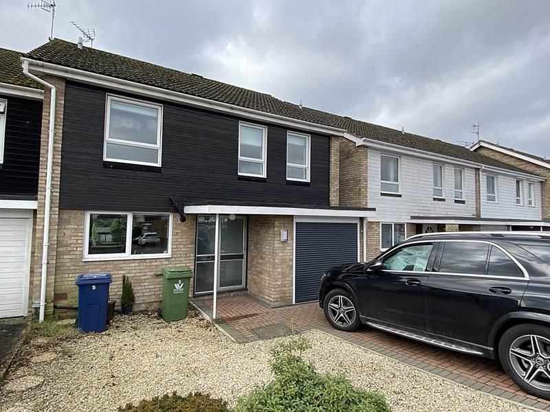 Northcroft, Wooburn Green 4 bed detached house £1,950 pcm (£450 pw)