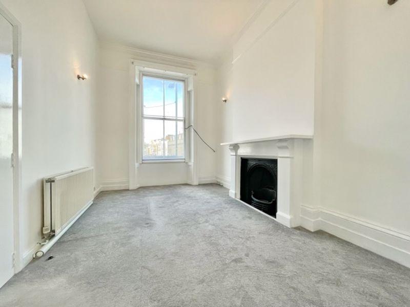 Portobello Road, London 2 bed flat £2,149 pcm (£496 pw)