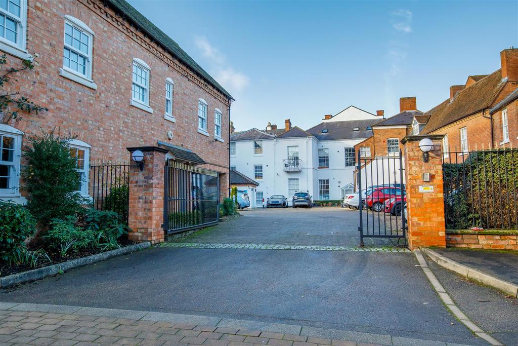 Jury Street, Warwick 2 bed apartment £1,150 pcm (£265 pw)