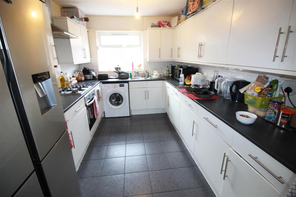 Royal Lane, Uxbridge 6 bed detached house £3,000 pcm (£692 pw)
