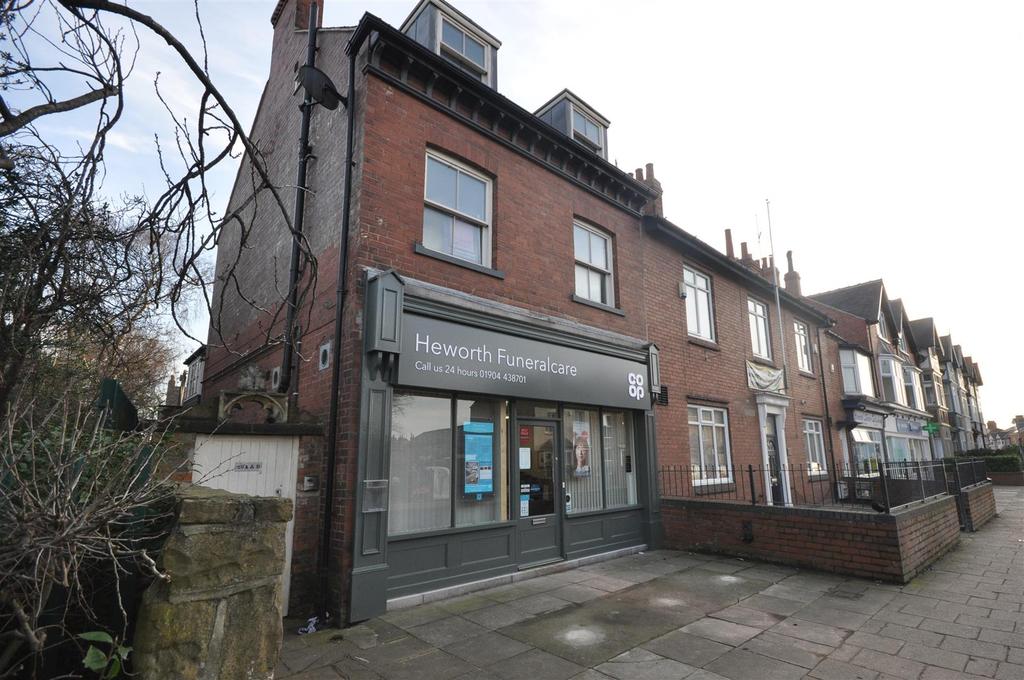 East Parade, York, YO31 7YJ 2 bed flat £220,000
