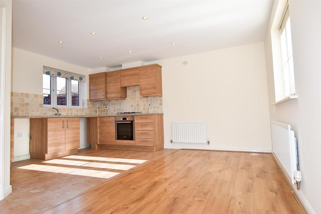 Brampton Field, Ditton 3 bed semidetached house £1,250 pcm (£288 pw)